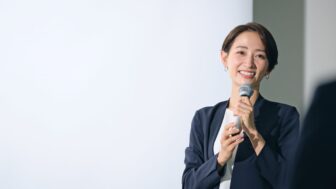 ビジネスコンテストでプレゼンテーションをする様子
