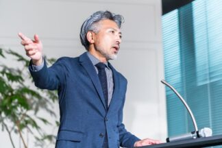 ビジネスコンテストでプレゼンテーションをする様子