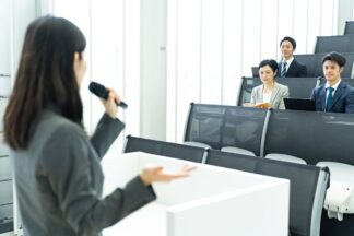 ビジネスコンテストでプレゼンテーションをする様子